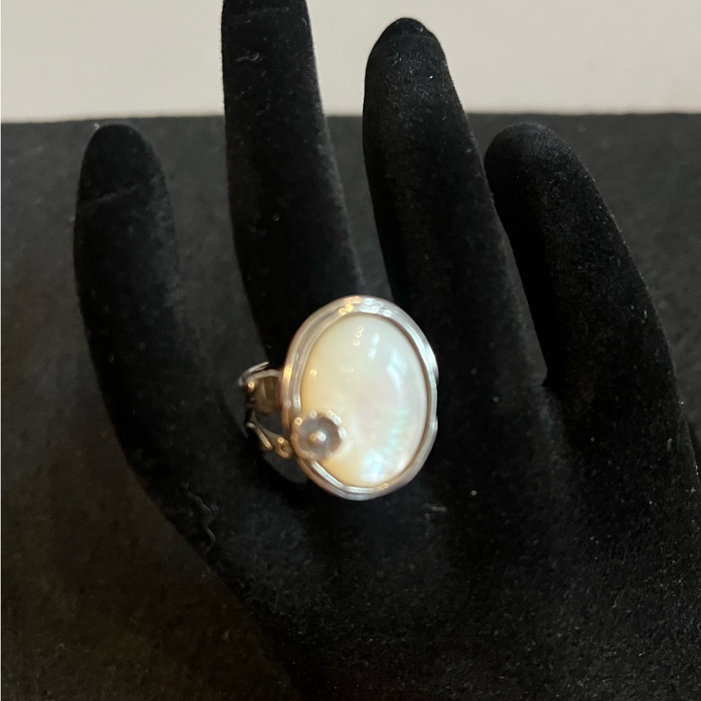 Elegant Silver Mother of Pearl 8.25 Women’s Ring
